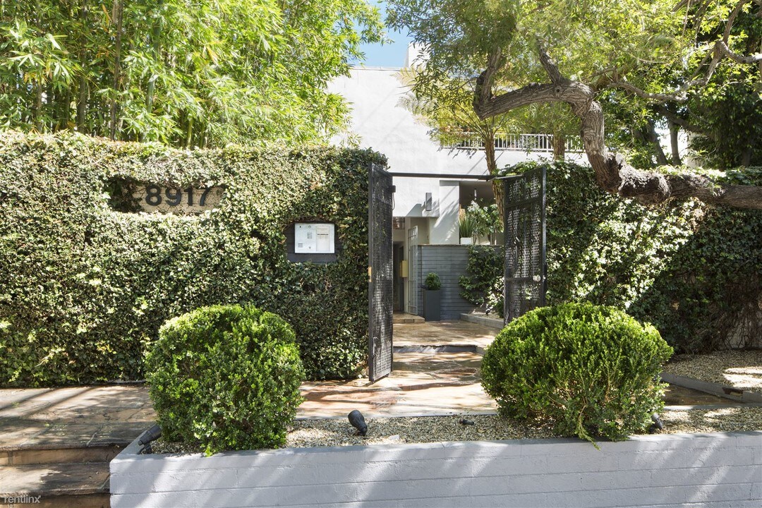 8917 Cynthia St in West Hollywood, CA - Building Photo