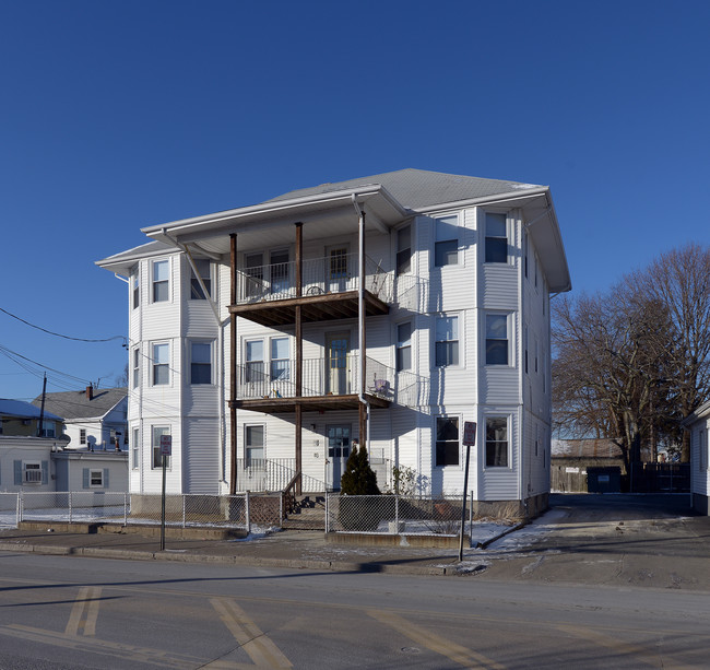 508 Lonsdale Ave in Pawtucket, RI - Foto de edificio - Building Photo