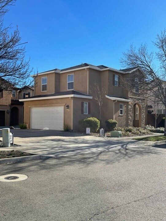 2127 Tuscany Way in Redding, CA - Building Photo