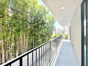 10806 Blix St in Los Angeles, CA - Building Photo - Building Photo