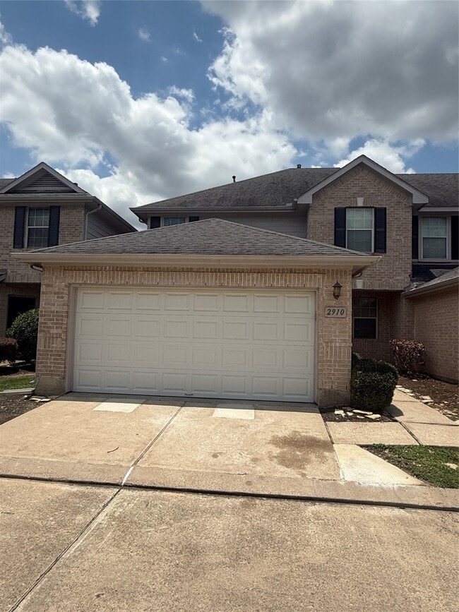 2910 Meadowglen Cove