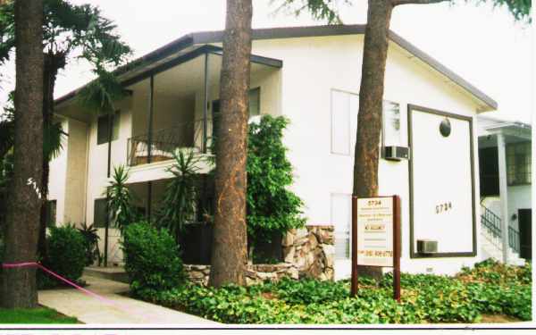 5734 Hazeltine Ave in Van Nuys, CA - Foto de edificio - Building Photo