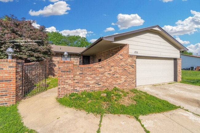 property at 1711 N Murray St
