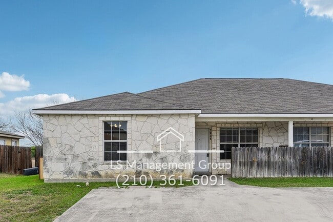 7636 Oak Chase in San Antonio, TX - Building Photo - Building Photo