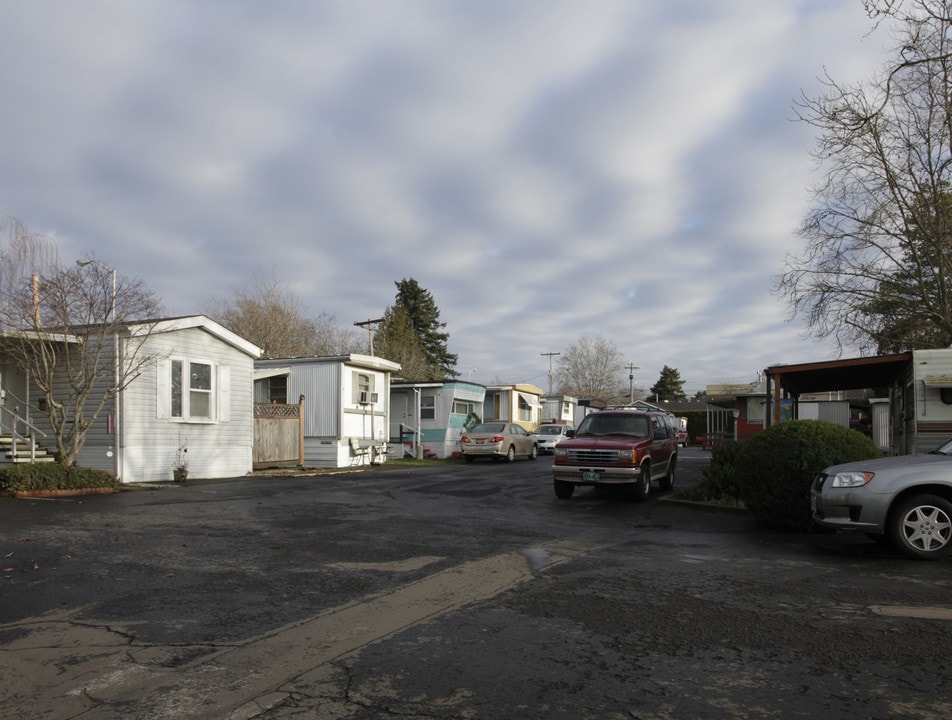 Cascade Mobile Villa in Portland, OR - Building Photo