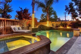 325 Canal Wy in Costa Mesa, CA - Building Photo
