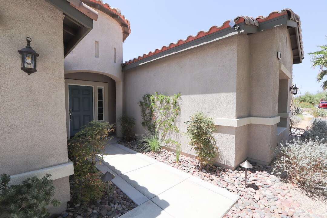 1197 Oro Ridge in Palm Springs, CA - Building Photo