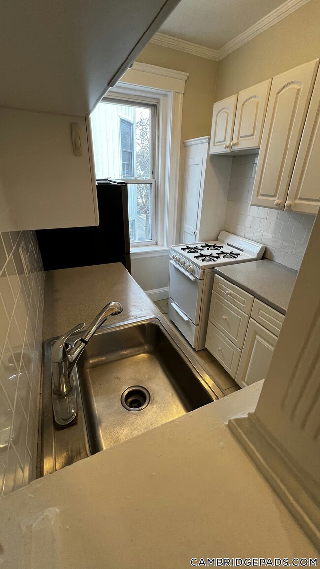 11 Gray St, Unit 12 in Cambridge, MA - Foto de edificio - Building Photo