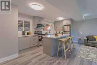 740 Collins Bay Rd in Kingston, ON - Building Photo - Building Photo