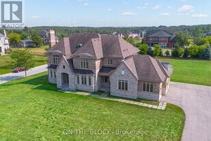 24 Whitewood Dr in Whitchurch-Stouffville, ON - Building Photo