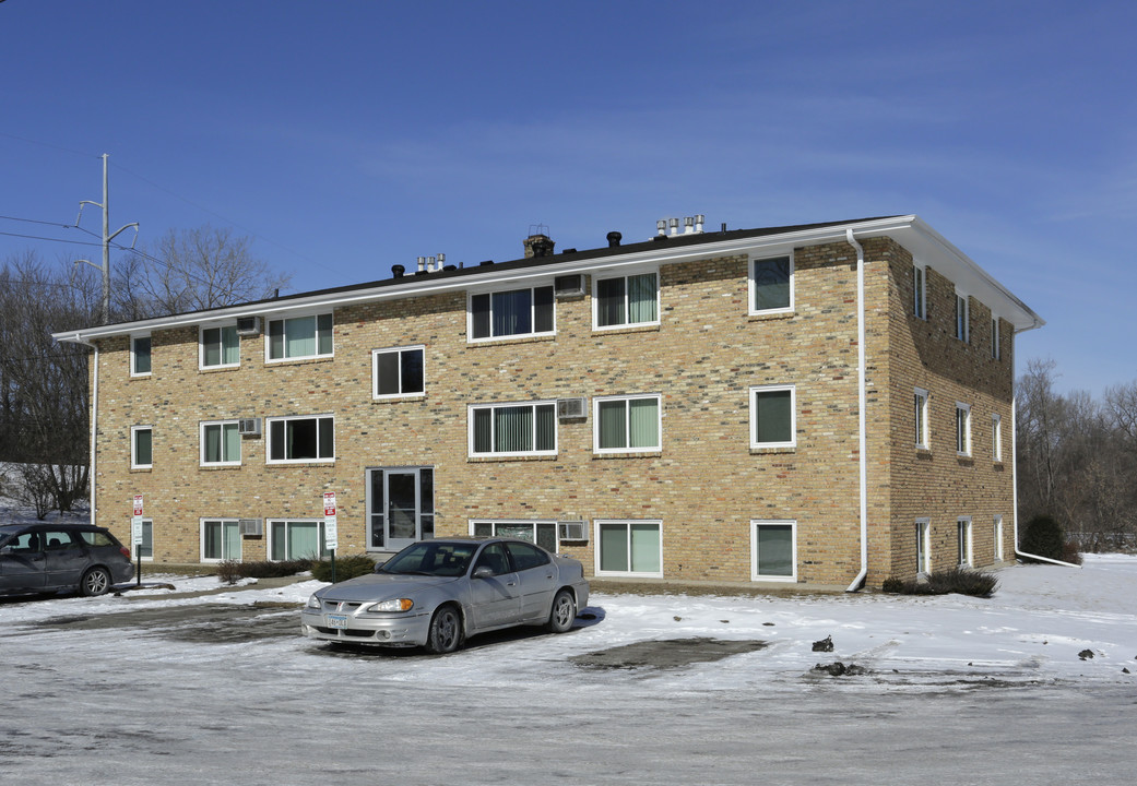 Colonial Apartments in Golden Valley, MN - Building Photo