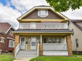 424 W Harrison Ave, Unit 424 in Milwaukee, WI - Building Photo