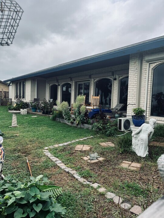 120 Shore Dr in Portland, TX - Building Photo