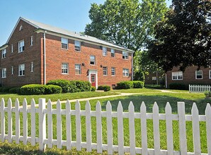 Olde Salem Village in Falls Church, VA - Building Photo - Building Photo