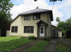 409 Keystone Dr in New Kensington, PA - Building Photo