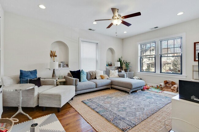 property at 1821.5 W Leland Ave