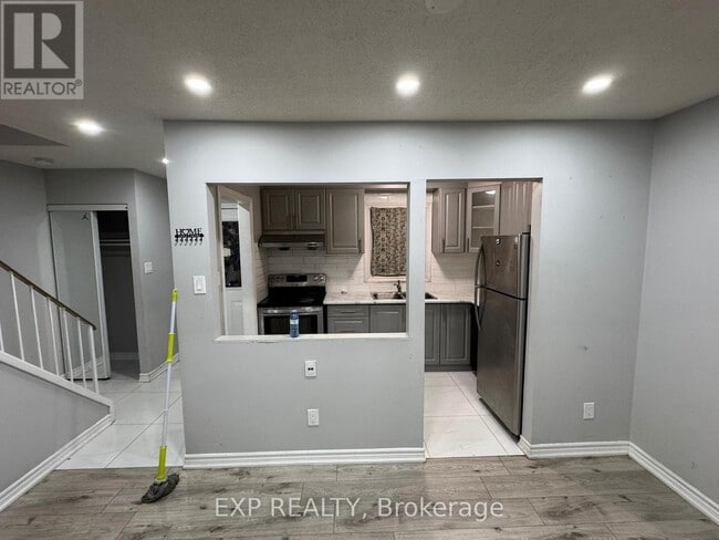 40 Gladstone Square in Brampton, ON - Building Photo - Building Photo