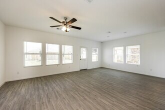 15056 Nettleton Ml in San Antonio, TX - Building Photo - Building Photo