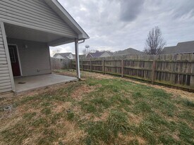 16095 Holy Cross Ln in St. Robert, MO - Building Photo