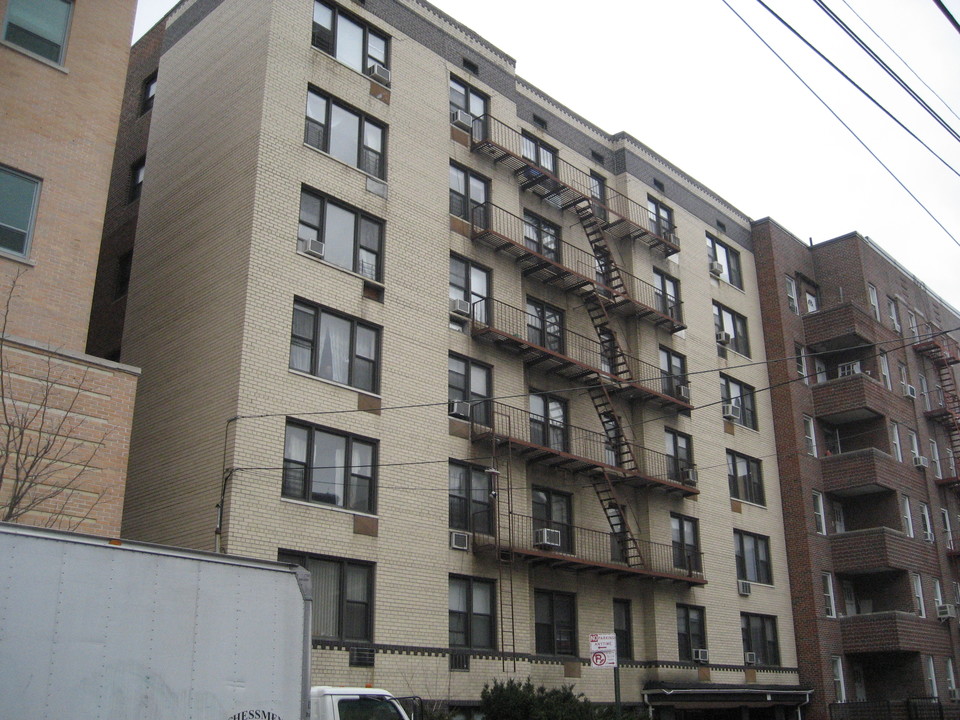 43-23 Ithaca St in Flushing, NY - Foto de edificio