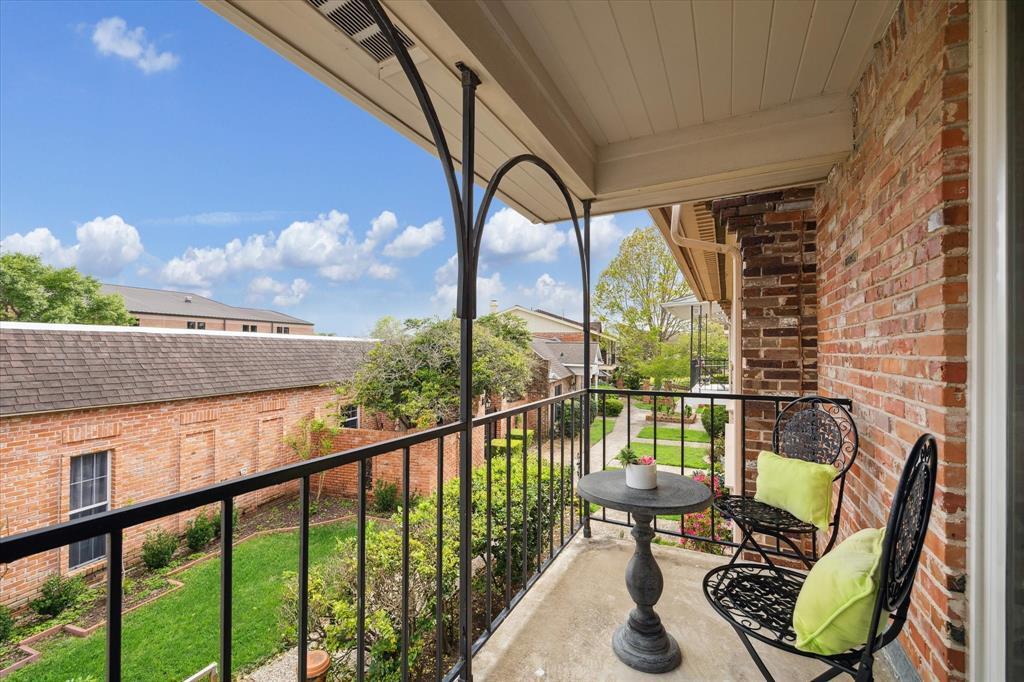 1880 Saxony Ln in Houston, TX - Building Photo