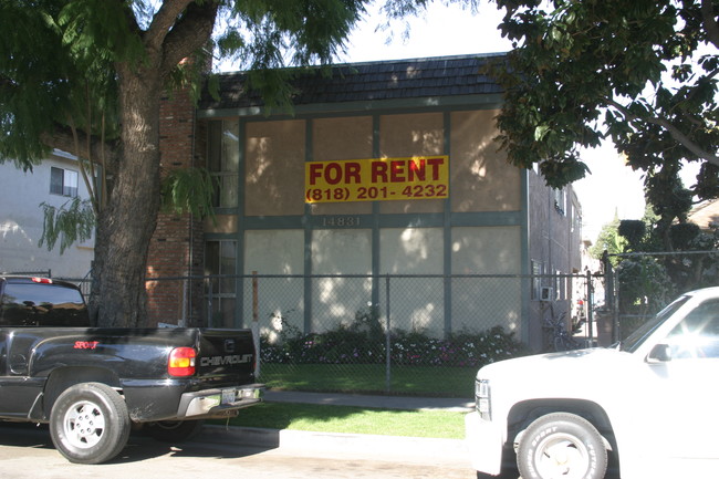 14831 Delano St in Van Nuys, CA - Foto de edificio - Building Photo