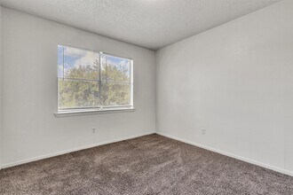 7700 Creekbend Dr in Houston, TX - Building Photo - Building Photo