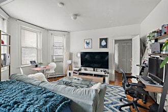 1677 Commonwealth Ave, Unit 18 in Boston, MA - Building Photo - Building Photo