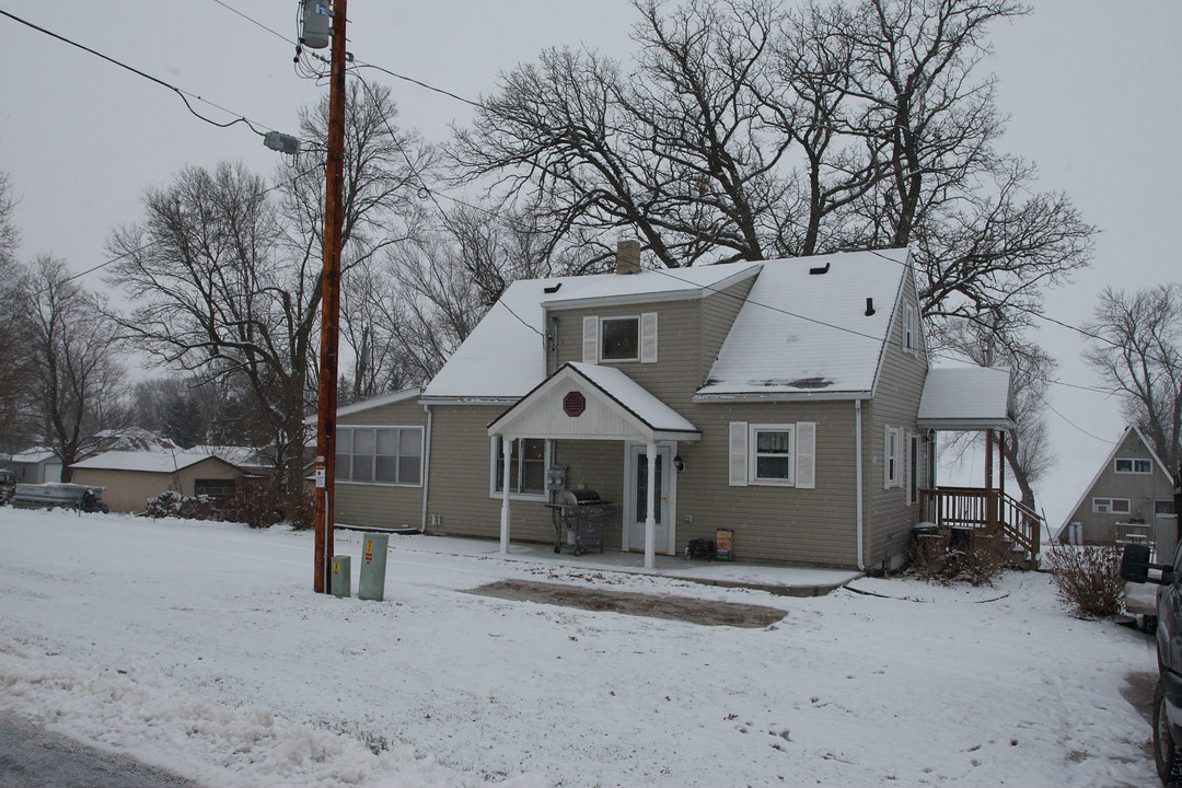 W10355 Blackhawk Trl in Fox Lake, WI - Foto de edificio