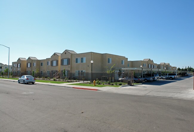 Quail Run Apartments in Parlier, CA - Building Photo - Building Photo