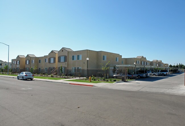 Quail Run Apartments in Parlier, CA - Foto de edificio - Building Photo