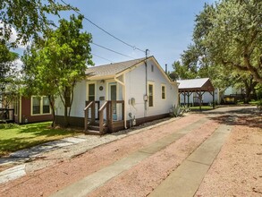 803 W Johanna St in Austin, TX - Building Photo - Building Photo