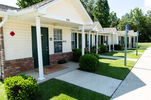 Camellia Garden Apartments in Century, FL - Building Photo