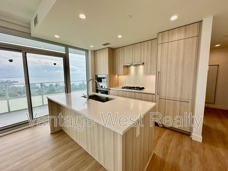238 Leon Ave in Kelowna, BC - Building Photo