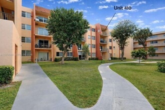 13715 Kendale Lakes Cir in Miami, FL - Foto de edificio - Building Photo