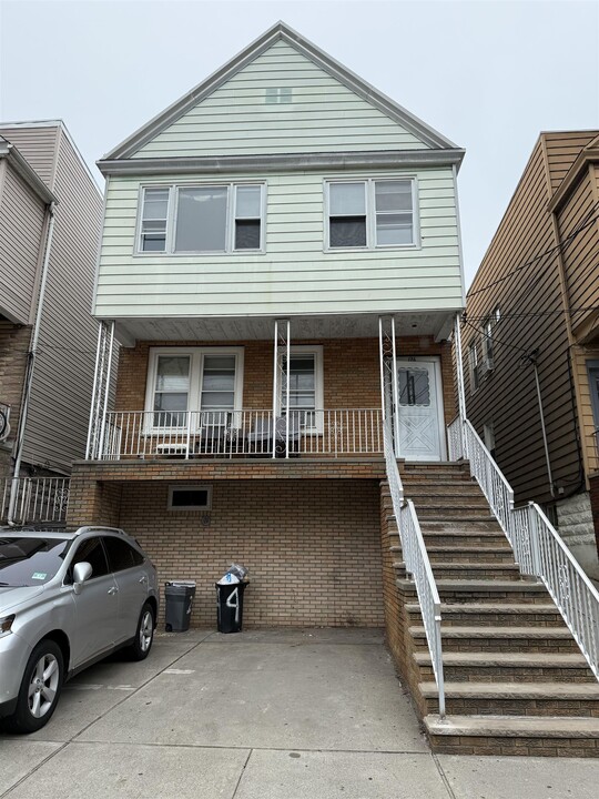 176 W 24th St in Bayonne, NJ - Building Photo