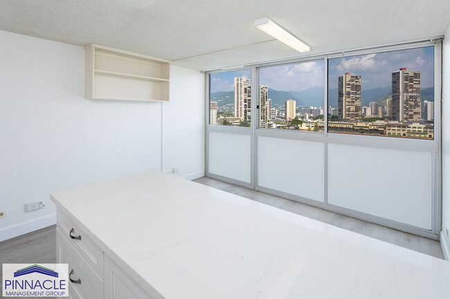 2211 Ala Wai Blvd in Honolulu, HI - Building Photo - Building Photo