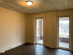 210 S 3rd St, Unit #1 in Coshocton, OH - Foto de edificio - Building Photo