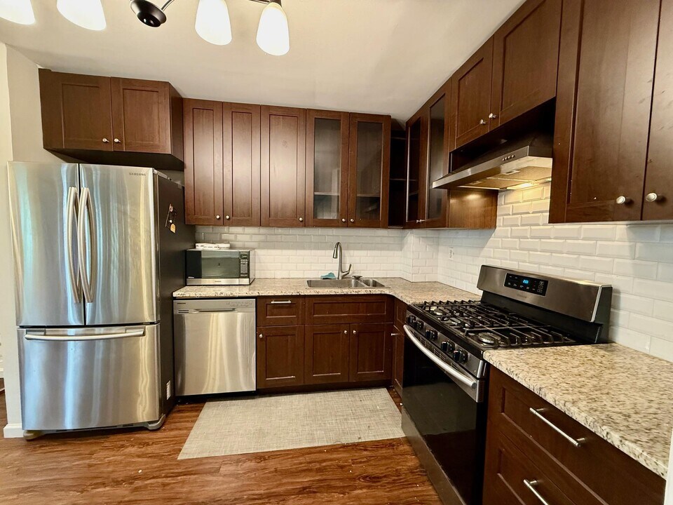 205-40 Brian Crescent in Queens, NY - Building Photo