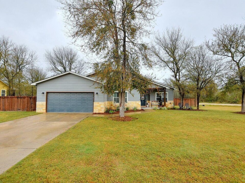 106 Ninole Ct in Bastrop, TX - Building Photo