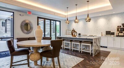 2426 Vail Ave, Unit C3 in Charlotte, NC - Foto de edificio - Building Photo