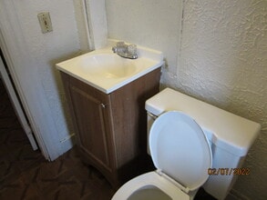 570 S Main St, Unit 1 in Naugatuck, CT - Building Photo - Building Photo