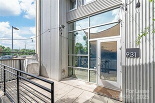 931 Westmere Ave, Unit L111 in Charlotte, NC - Building Photo
