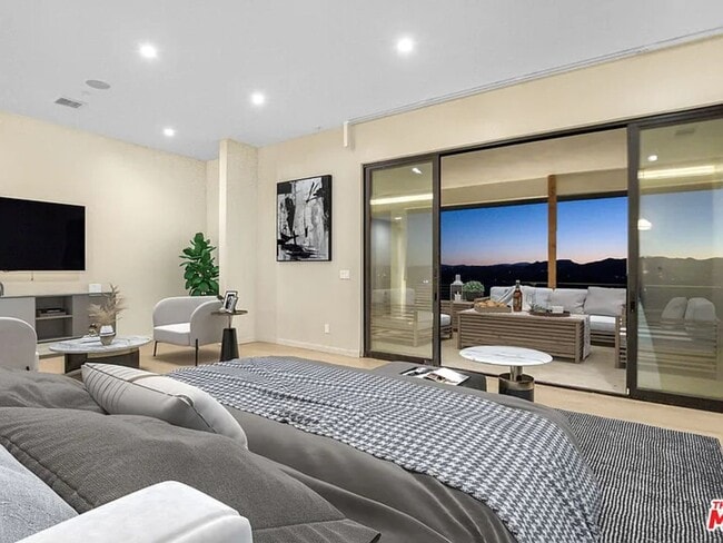 22570 S Summit Ridge Cir in Los Angeles, CA - Foto de edificio - Building Photo