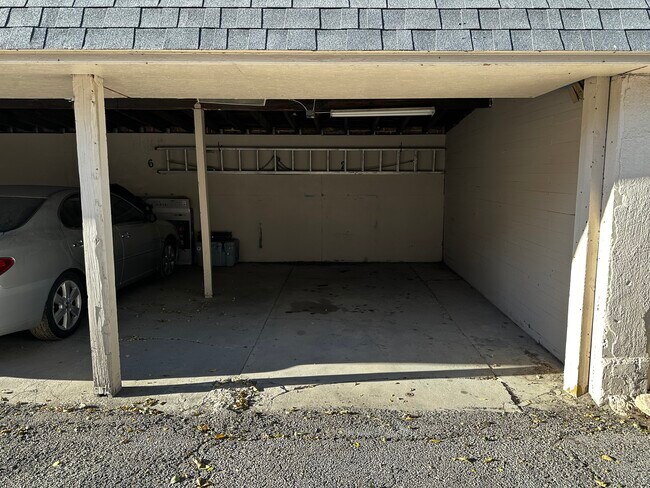 8856 W State Hwy in Bingham Canyon, UT - Foto de edificio - Building Photo