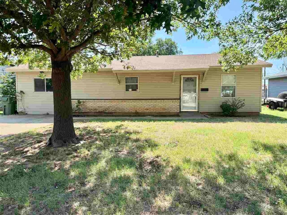 1405 Tanbark Rd in Wichita Falls, TX - Building Photo