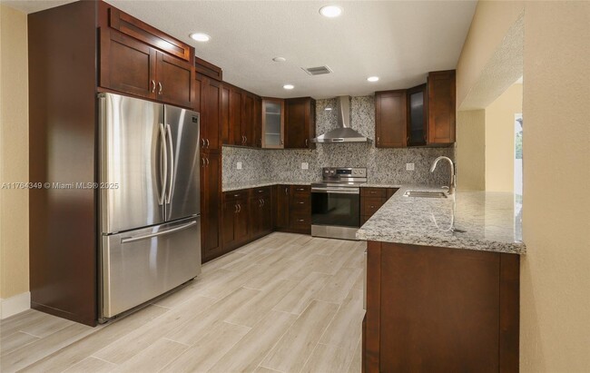 8870 SW 87th St in Miami, FL - Foto de edificio - Building Photo