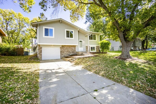 11921 Golden Blvd in Bellevue, NE - Building Photo - Building Photo
