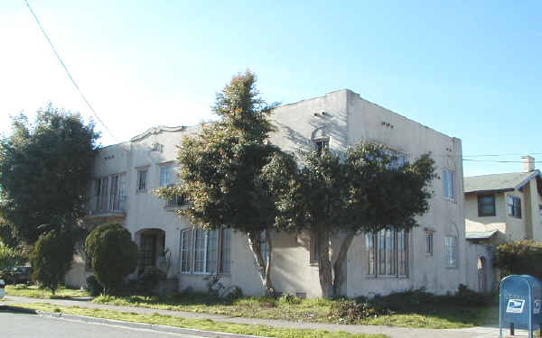 5229-5235 Genoa St in Oakland, CA - Foto de edificio - Building Photo