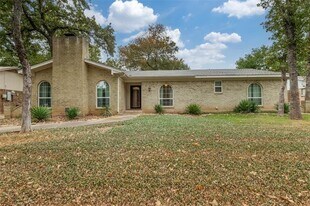 2828 Oak Forest Dr in Grapevine, TX - Building Photo